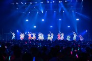 横一列に並んだ私立恵比寿中学とukka。