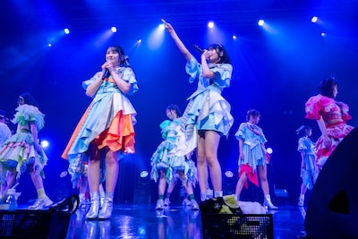 「えびぞりダイアモンド!!」を歌う私立恵比寿中学×ukka。