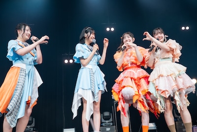 ステージ上で楽しくトークするukkaとえびちゅうの末っ子チーム。