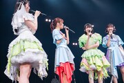 名言の盗作が明るみになってしまった風見和香（左端）。