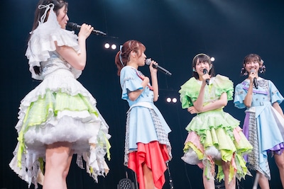 名言の盗作が明るみになってしまった風見和香（左端）。