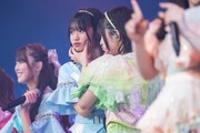 じゃれる若菜こはる（左）と小久保柚乃（右）。