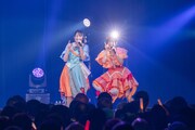 並んで歌う宮沢友（左）と桜井えま（右）の仲良しコンビ。