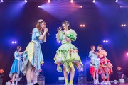 ステージ上で各々じゃれるえびちゅうとukka。