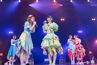 ステージ上で各々じゃれるえびちゅうとukka。