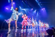 私立恵比寿中学とukkaによるコラボレーションの様子。
