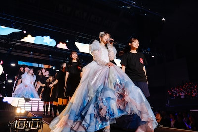 花道を歩く櫻坂46二期生。©Seed & FlowerLLC