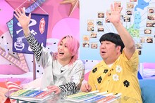 手を上げる佐久間大介（左）、日村勇紀（右）。©日本テレビ
