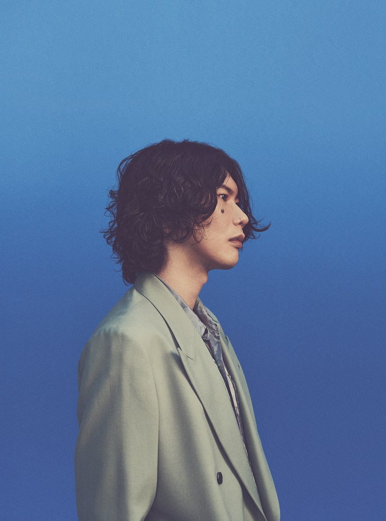 米津玄師の新たなアーティスト写真。（Photo by Yohji Uchida）