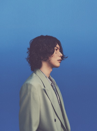米津玄師の新たなアーティスト写真。（Photo by Yohji Uchida）