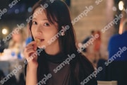 金川紗耶（乃木坂46）1st写真集「好きのグラデーション」特典のポストカード。（ブックファースト）（撮影：三宮幹史）