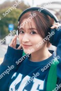金川紗耶（乃木坂46）1st写真集「好きのグラデーション」特典のポストカード。（SHIBUYA TSUTAYA）（撮影：三宮幹史）