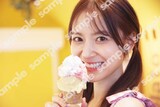 金川紗耶（乃木坂46）1st写真集「好きのグラデーション」特典のポストカード。（書泉・芳林堂書店）（撮影：三宮幹史）
