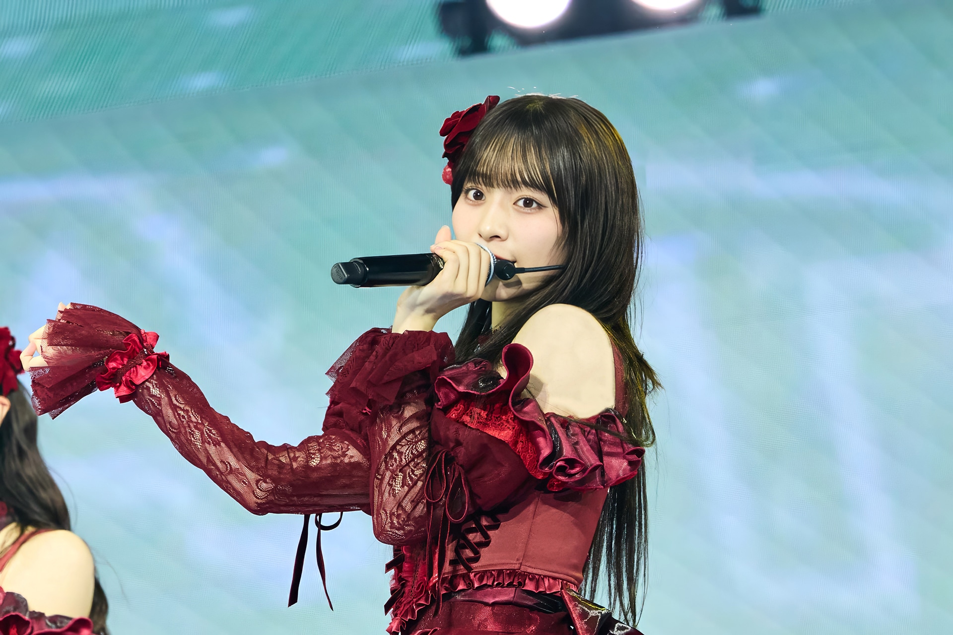 ロングヘアの冨田菜々風。©YOANI [画像ギャラリー 3/5] - 音楽ナタリー