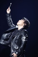歯ブラシを掲げる西川貴教。（Photo by CHIE KATO［CAPS］）