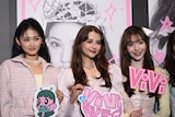 左から山﨑天、嵐莉菜、雑賀サクラ。