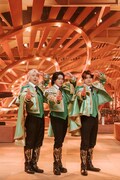 「テレビ×ミセス」5月18日放送回より、M!LKの衣装チームが用意した衣装に身を包むMrs. GREEN APPLE。©TBS