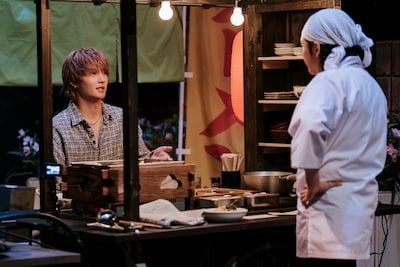 「テレビ×ミセス」5月18日放送回より、「おやっさん印の！元祖せっかち屋台」で語り合う佐野勇斗（左 / M!LK）と大森元貴（右 / Mrs. GREEN APPLE）。©TBS