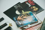 RHYMESTERのアナログ盤とヒップホップ専門誌「FRONT」。（高木“JET”晋一郎私物）