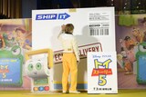 トークセッションを終え、配送箱の中に戻ろうとする佐野勇斗（M!LK）。