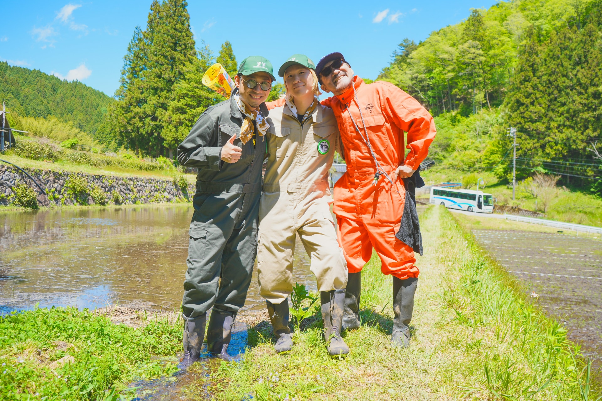 Chageの新プロジェクト・吉田山田柴田が始動、田んぼで出会った吉田山田と一緒に