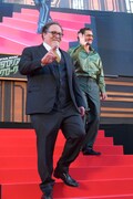 ジョン・ファヴローとペドロ・パスカル。