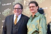 ジョン・ファヴローとペドロ・パスカル。
