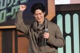 ガッツポーズで「スター・ウォーズ」の劇場公開を喜ぶ中島裕翔。