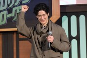 ガッツポーズで「スター・ウォーズ」の劇場公開を喜ぶ中島裕翔。