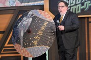 和傘を開いて驚くジョン・ファヴロー。