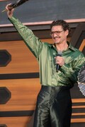 和傘を手に入れたペドロ・パスカル。
