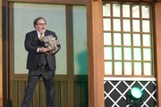舞台袖からグローグーを連れてきたジョン・ファヴロー。