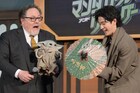 中島裕翔、小さな和傘のプレゼントでグローグーを喜ばせる！「スター・ウォーズ」7年ぶりの劇場作にガッツポーズ