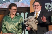 左からペドロ・パスカル、グローグー、ジョン・ファヴロー。