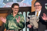 報道陣に手を振るペドロ・パスカル、グローグー、ジョン・ファヴロー。