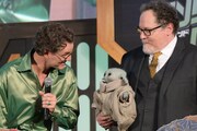 左からペドロ・パスカル、グローグー、ジョン・ファヴロー。