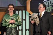 左からペドロ・パスカル、グローグー、ジョン・ファヴロー。