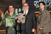 左からピースをするペドロ・パスカル、両手を広げるグローグー、ジョン・ファヴロー、中島裕翔。