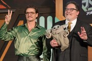 左からペドロ・パスカル、グローグー、ジョン・ファヴロー。