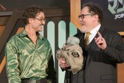 左からペドロ・パスカル、グローグー、ジョン・ファヴロー。