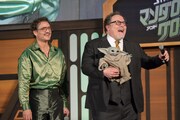 左からペドロ・パスカル、ファンに手を振るグローグーとジョン・ファヴロー。