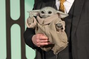 ファンに手を振るグローグー。
