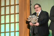退場間際までファンサービスを欠かさないグローグーとジョン・ファヴロー。