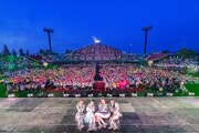 はるか夢球場に集まった1万人のfarmerと記念撮影するりんご娘。