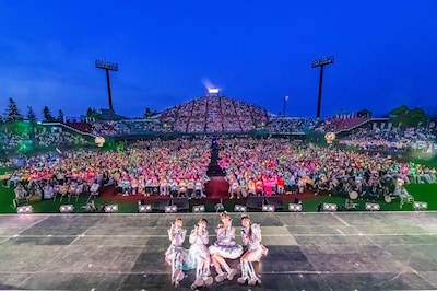 はるか夢球場に集まった1万人のfarmerと記念撮影するりんご娘。