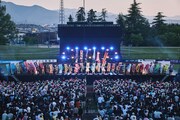 青森県の各市町村長とステージに立つりんご娘。