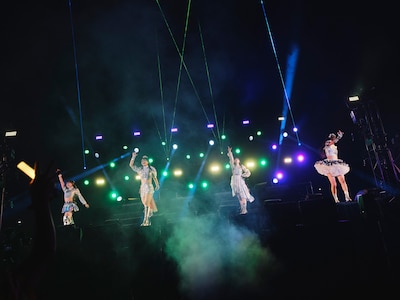 「りんご娘 はるか夢スタジアムライブ "Dream of Diamond" 輝け!! 10,000人のペンライト!!～40市町村の魅力大発見～」の様子。
