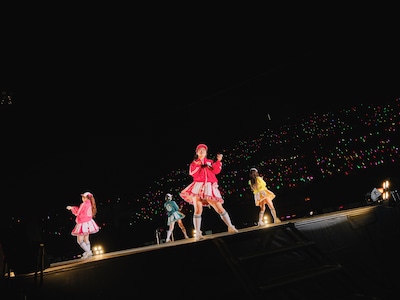 「りんご娘 はるか夢スタジアムライブ "Dream of Diamond" 輝け!! 10,000人のペンライト!!～40市町村の魅力大発見～」の様子。