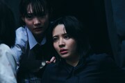 FRUITS ZIPPER鎮西寿々歌が怪異に対峙、映画「だぁれかさんとアソぼ？」場面写真を公開