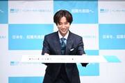 特大名刺で「マネージャーさんとかを見て加わりたいなと思っていた」という名刺交換を再現してみせる阿部亮平（Snow Man）。